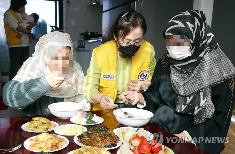 "떡국 맛있어요"…인천 정착 아프간인들 설맞이 행사