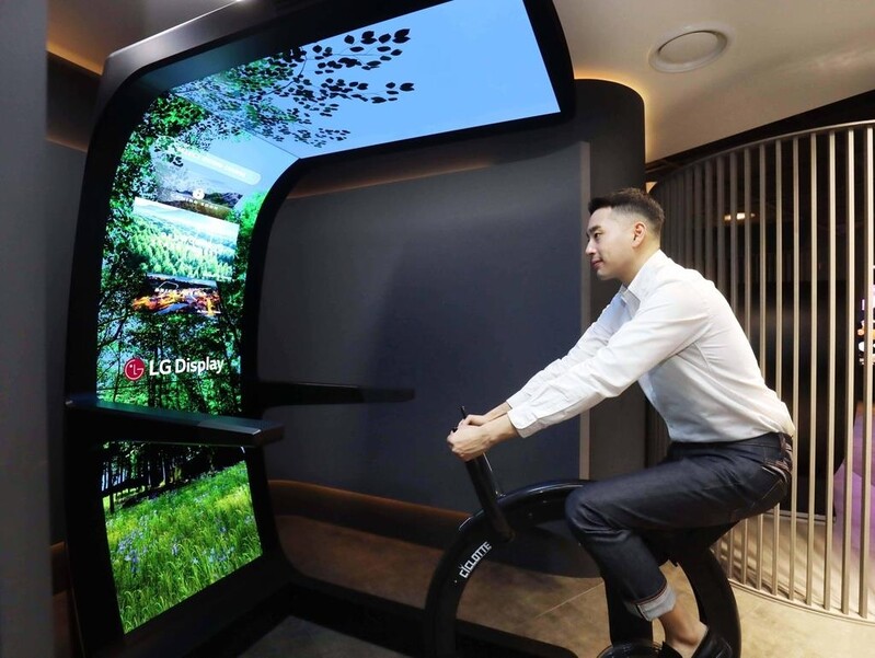 (LEAD) LG Display Q4 net down 70.8 pct on falling LCD panel prices, one-off costs