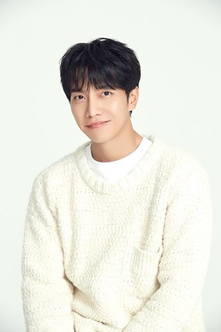Lee Seung-gi donates 100 mln won to young patients in Severance Hospital