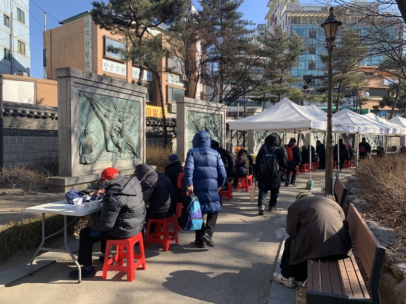 추위속 온정 가득 급식소…"따뜻한 떡국에 명절 서러움 덜어"