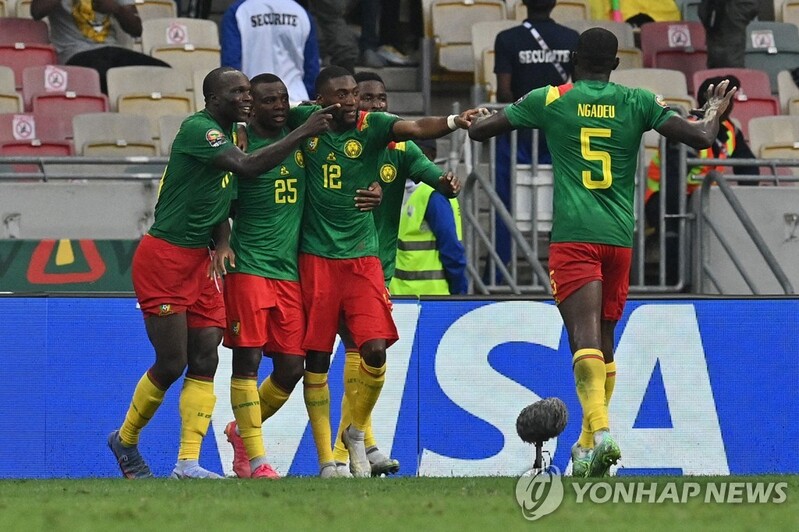 네이션스컵 개최국 카메룬, 감비아 2-0 제압…4강 진출