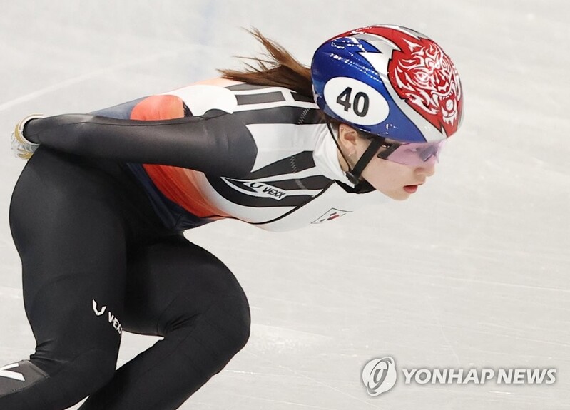 (Olympics) Short track champion Choi Min-jeong trying to stay above fray on ice