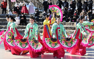 Traditional 'fan dance' performance