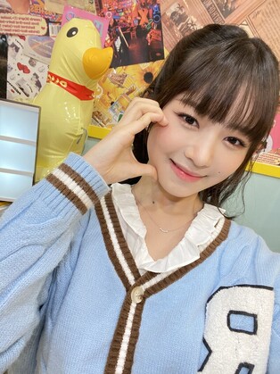 IVE's Rei celebrates birthday with fans on V Live