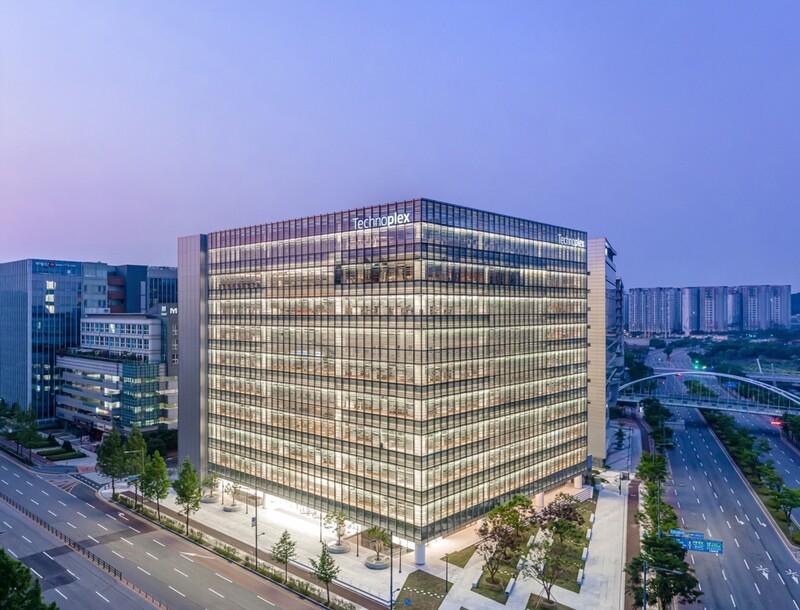 (LEAD) Hankook Tire Q4 net nearly halves on chip shortage, higher costs