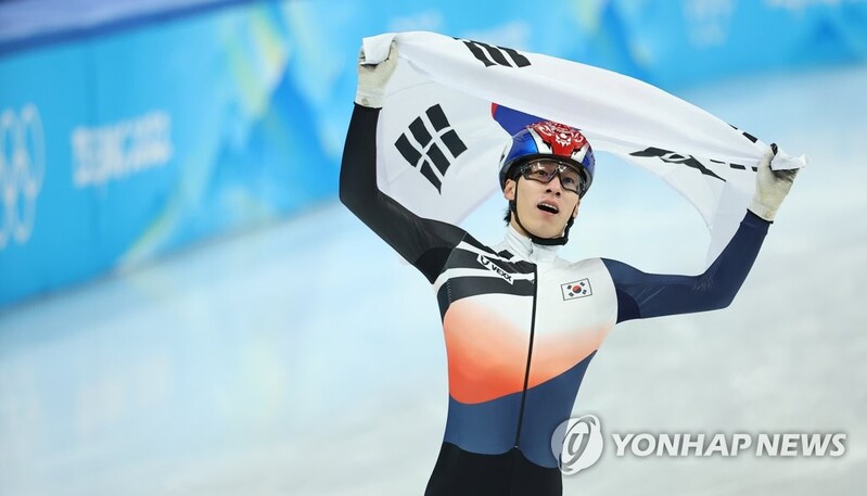 (LEAD) (Olympics) Hwang Dae-heon wins men's 1,500m short track title for S. Korea's 1st gold in Beijing