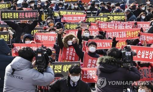 Angry small merchants protest against business curfews, threaten disobedience campaign