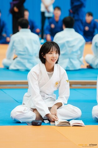 'Rookie Cops' freshman Chae Soo-bin’s behind-the-scenes photos