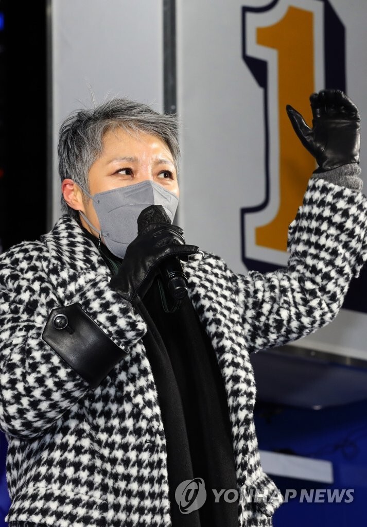 이은미 신곡 '스물 여덟', 작사가는 이재명 후보