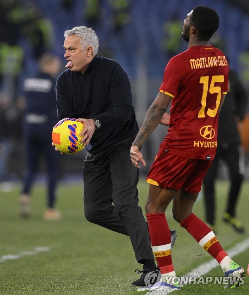 '심판 아버지' 모욕한 AS로마 모리뉴 감독, 2경기 출전정지 징계