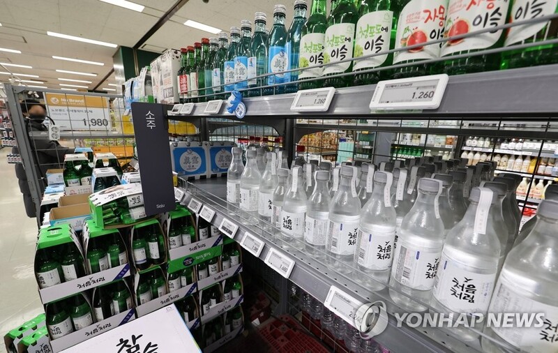 하이트진로 소주 출고가 올리자 편의점·마트 '연쇄 인상'