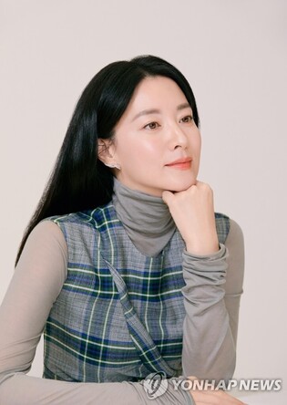 Lee Young-ae donates 100 mln won to Ukraine…"I hope the war comes to an end"