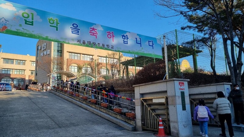 개학 맞은 교실 북적…"걱정되고 그래도 학교가 좋아요"