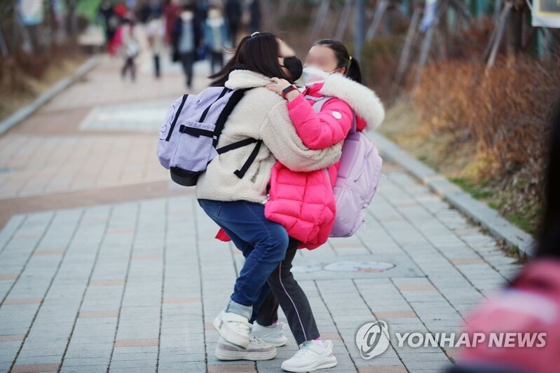 22만명 확진 속 전국 초중고교 개학…"그래도 학교 오니 좋아요"(종합)