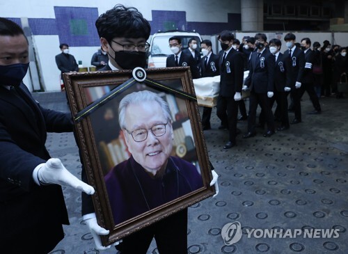 S. Koreans bid farewell to former culture minister