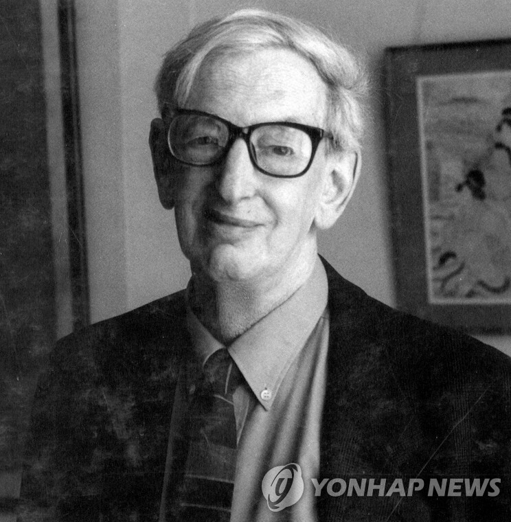 마르크스 곁에 묻힌 에릭 홉스봄…10주기 앞두고 평전 출간