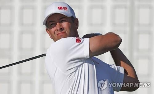 드라이버 없이 4언더파 친 스콧…27㎝ 퍼트 놓친 세계 1위