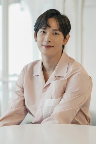 Lim Si-wan donates 20 mln won to Ukraine… books Airbnb rental