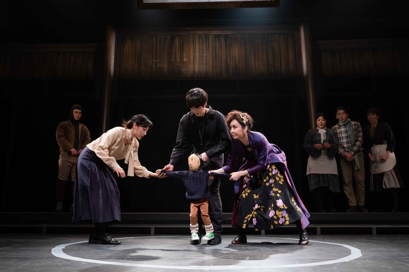 "거짓은 감추려해도 쇠꼬챙이처럼 뚫고 나와"…연극 '회란기'