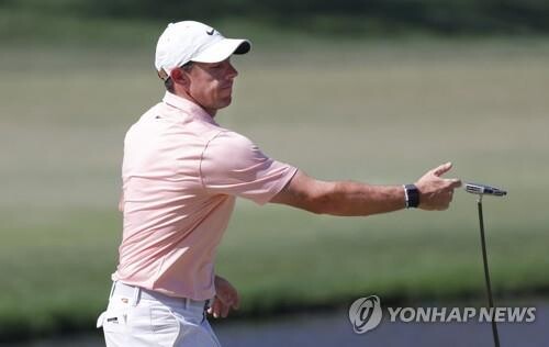 경기 안 풀리자 웨지 부러뜨린 매킬로이…'코스 세팅 비난' 논란