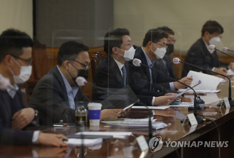S. Korea joins global move to suspend transactions with Russia's central bank