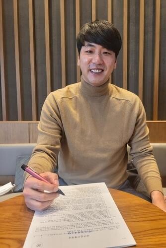 (LEAD) Ex-MLB pitcher Kim Kwang-hyun returns to KBO on record contract