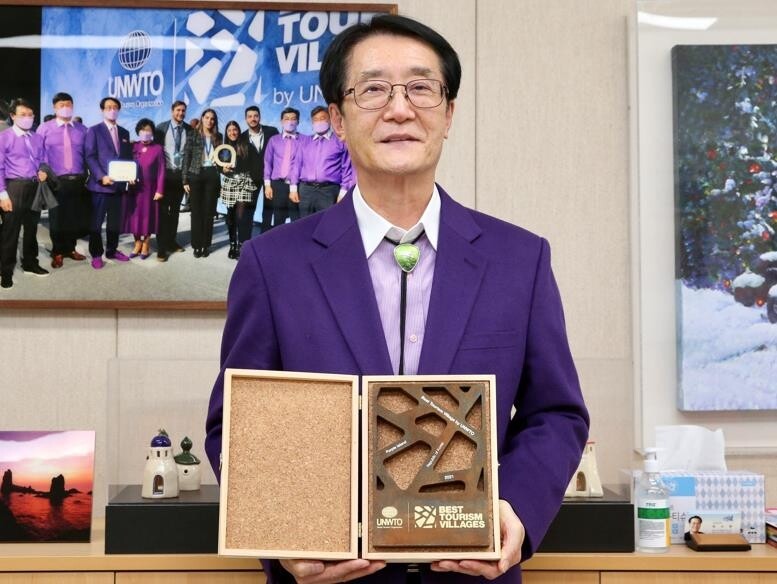 신안군, '유엔 세계최우수관광마을' 퍼플섬 선정 기념패 받아