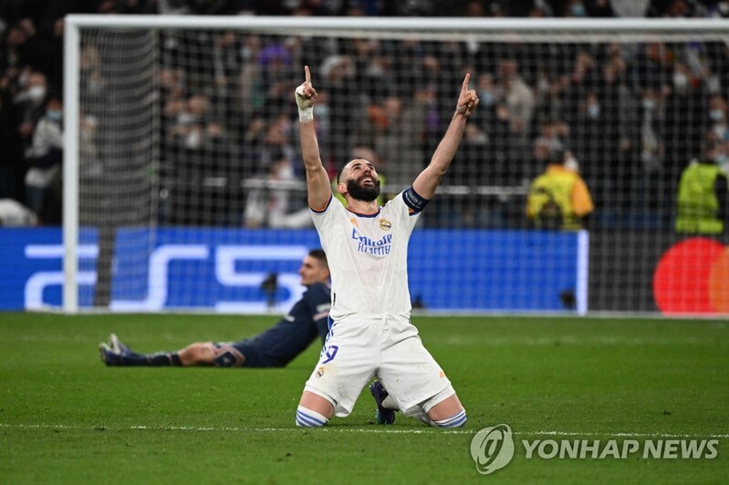 벤제마 해트트릭…레알 마드리드, PSG 꺾고 챔피언스리그 8강행