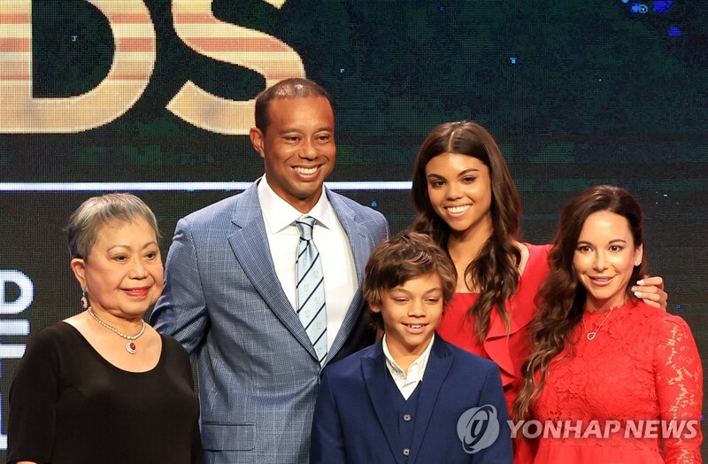 우즈, 세계 골프 명예의 전당 입회식…가족들과 함께 참석