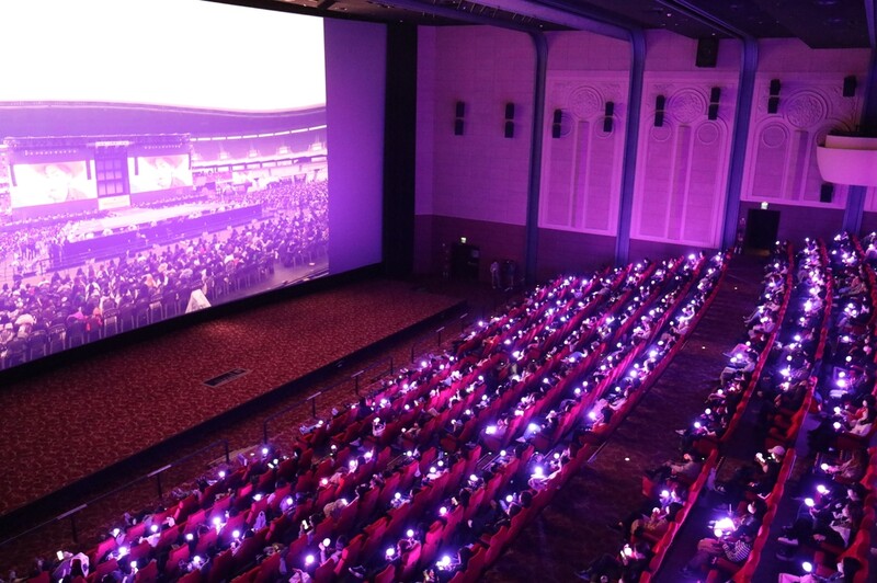 "극장에서라도 BTS 콘서트 보자"…객석 수놓은 '아미밤' 파도