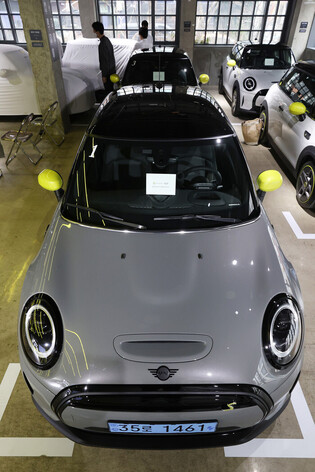 BMW's mini electric vehicle debuts in S. Korea