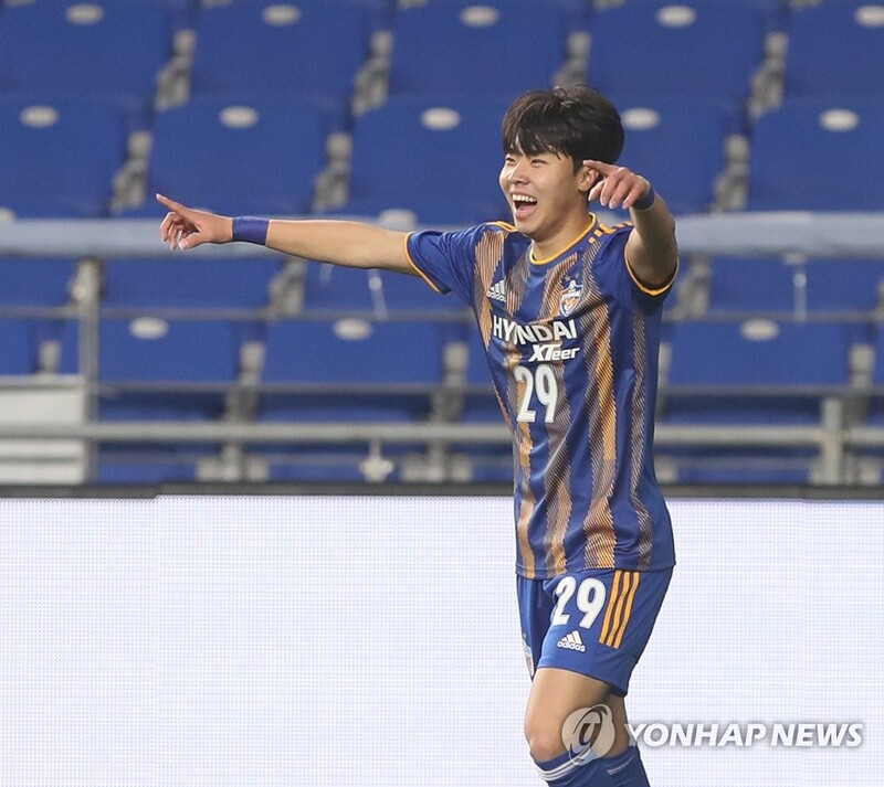 (LEAD) Undermanned Ulsan win AFC Champions League playoff match