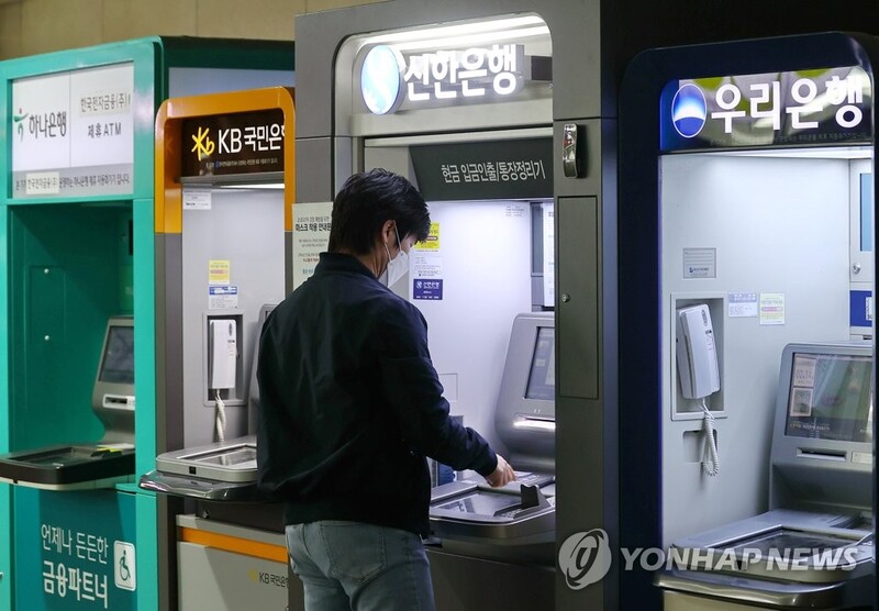 Banks' 2021 net profit jumps 40 pct amid rate hikes