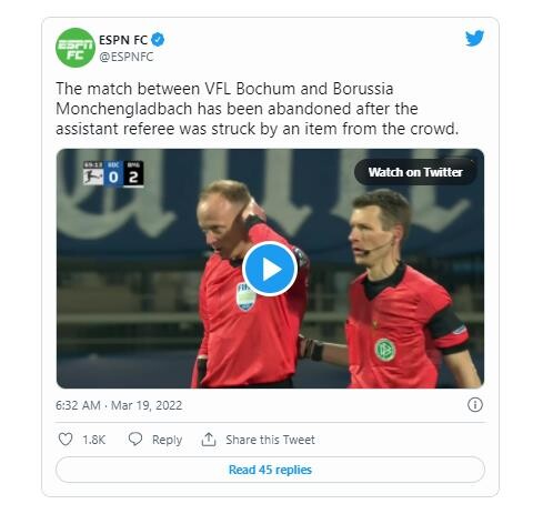 부심 머리로 날아든 맥주컵…독일프로축구서 경기 중단