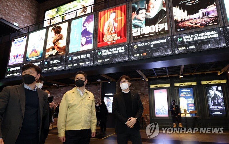 흥행작 없던 2월 극장가…관객 수 전월보다 42% 감소