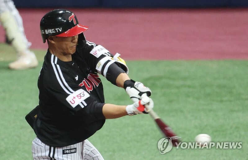 Rookie sensation homers off 2 ex-MLB pitchers, steals thunder in star's return