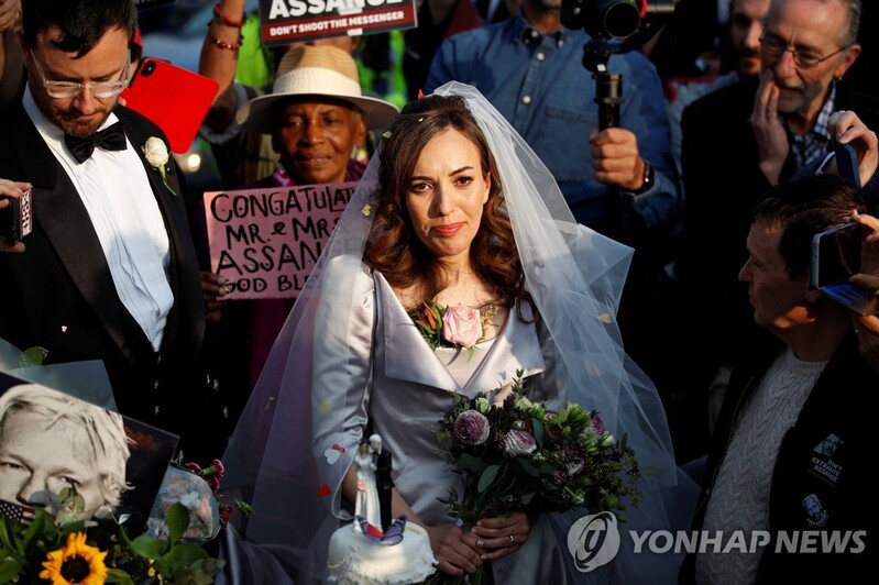 [월드&포토] '위키리크스' 어산지 옥중 결혼…웨스트우드 드레스