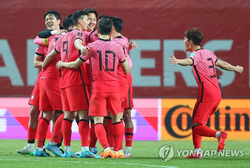 S. Korea coach Bento hails captain Son Heung-min as 'good professional'