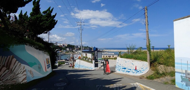 국내 최장 1.7㎞ 경주 읍천항 벽화마을 새 단장