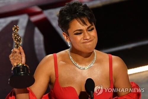아카데미 여우조연상에 성 소수자 배우 아리아나 드보스
