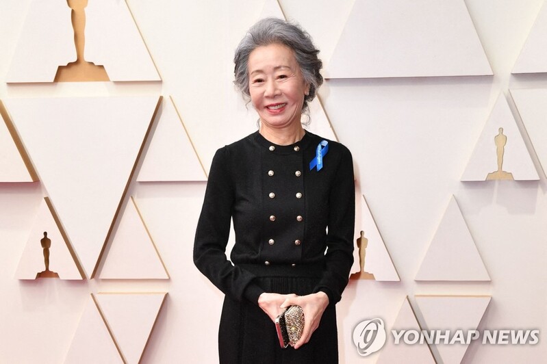 아카데미 시상 나선 윤여정, 수어로 청각장애 수상자 호명