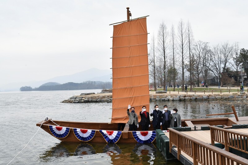 양평군, 두물머리에 황포돛배 복원해 관람용으로 전시