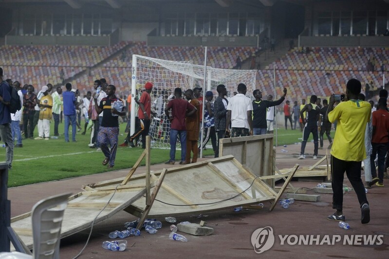 월드컵 축구 본선행 실패에 성난 나이지리아 팬들, 경기장 난입