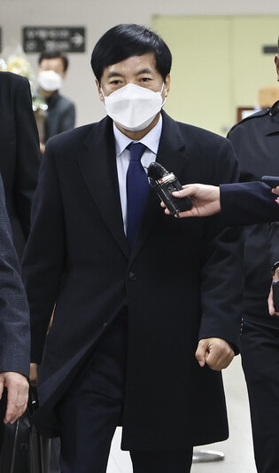 Senior prosecutor attends hearing over illegal exit ban case