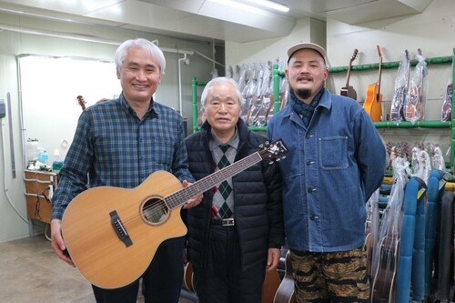 50년 기타 외길 걸어온 3대의 뚝심…"앞으로 50년도 열정으로"