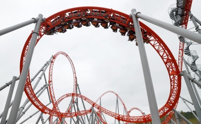 '동화 속 왕국'에서 짜릿한 스릴…롯데월드 부산 개장