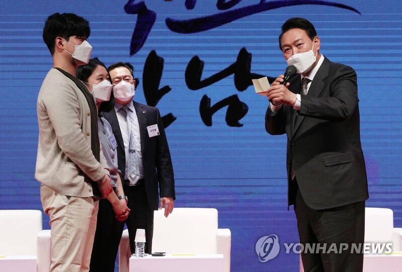 (LEAD) Yoon visits KITA, vows to support young traders