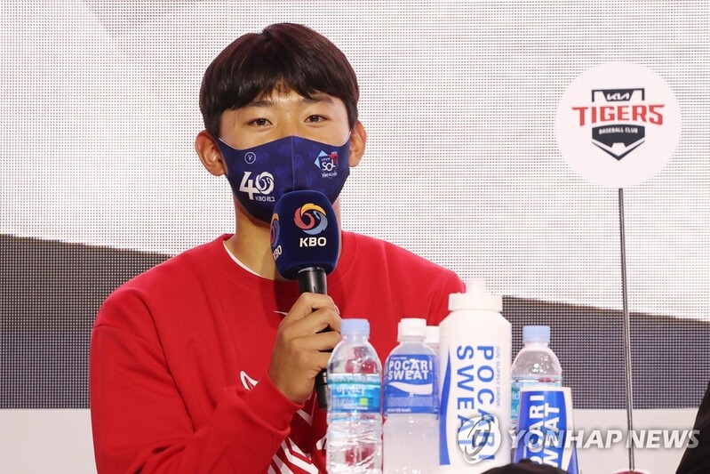2nd-generation KBO star thanks rookie phenom for bringing back father's memories