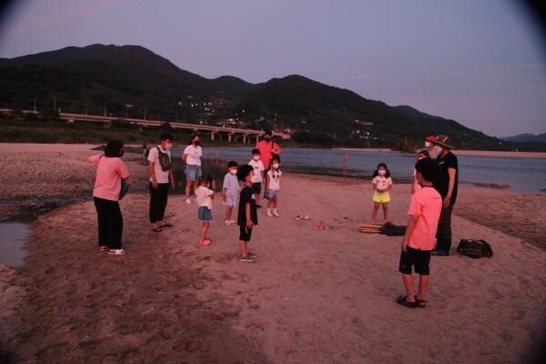 "반딧불이가 덮고 자는 모래 이불 섬진강 생태여행 떠나요"