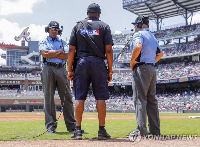 MLB 심판들, 올해부터 비디오 판독 때 마이크 잡고 직접 설명